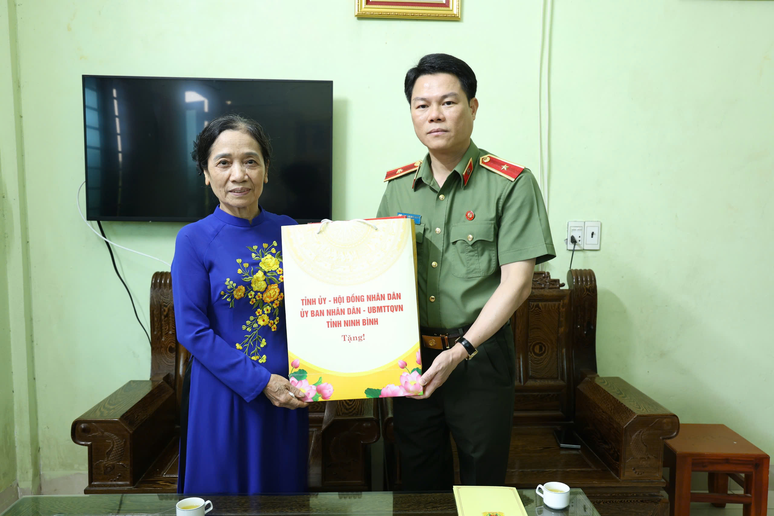 ĐỒNG CHÍ GIÁM ĐỐC CÔNG AN TỈNH NINH BÌNH  CÙNG ĐẢNG ỦY, HỘI ĐỒNG NHÂN DÂN, ỦY BAN NHÂN DÂN XÃ  THANH LIÊM THĂM, TẶNG QUÀ BÀ MẸ VIỆT NAM ANH HÙNG TRẦN THỊ CHINH - THÔN LÁC NỘI 